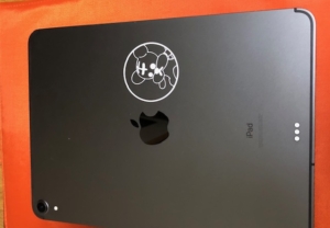 リンゴマークを眺める動物のカッティングシートから、楽しい想像が広がります