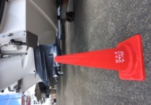 赤いカラーコーンに白いカッティングシートを貼って、安全対策