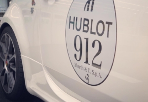 大胆なカッティングシートでも、色・デザインをシンプルにすればスマートな印象に