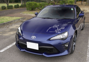 本物のサインのようなカッティングシートとともに、ドライブにゴー！