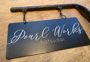 カッティングシートを使った、アンティークな雰囲気がおしゃれな看板