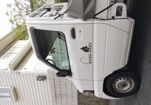 造園業をイメージさせる、家と木が目印のロゴがカッティングシートに