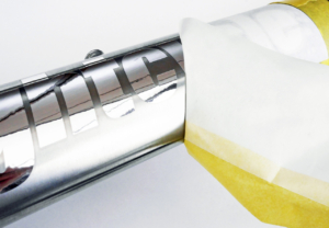 メタリックなカッティングシートがミニベロのフレームにキラリ！　