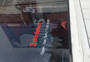 周りの“白”のおかげで、カッティングシートの「ライトレッド」が目立っています