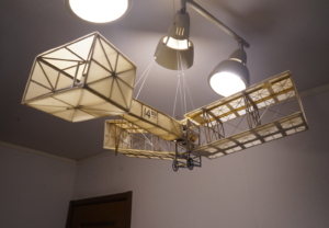 100年以上前の飛行機を再現したモビールとともに、カッティングシートも空中散歩