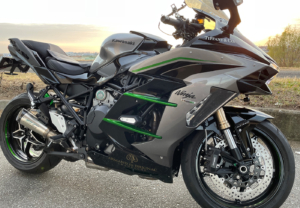 迫力たっぷりのバイクに、繊細なゴールドラメのカッティングシートがキラリ