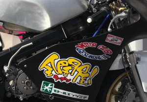 バイクを彩る、2色使いの楕円形が特徴的なカッティングステッカー