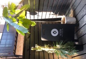 黒い看板に「シルバーグレー（銀色）」のカッティングシートがかっこいい！