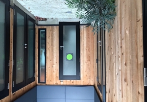 カッティングシートの重ね貼りで、2色使いを楽しめます！