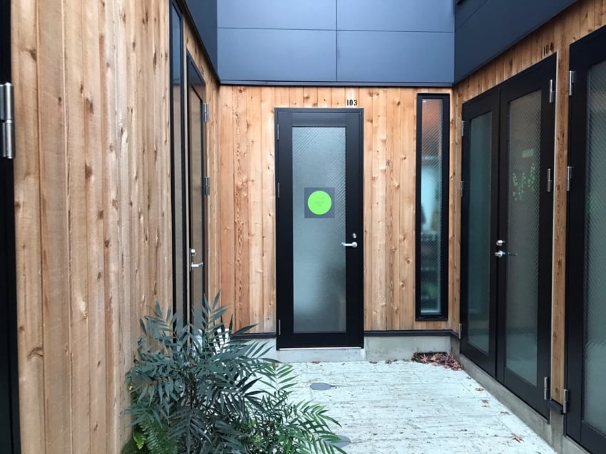 ガラスドアに貼られた2色仕様のカッティングシート