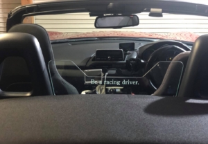 オーダーは反転文字のカッティングステッカー！　裏側に貼ることでスッキリした印象に