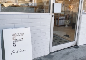 小さな草花でできたロゴと「ダークグレー」のカッティングシートで、柔らかな印象の看板に