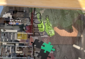 パズルのピースが埋まるように！　お店のメッセージをカッティングシートで表現