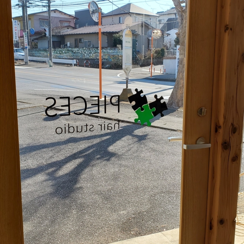 店舗のガラスに貼られたカッティングシート