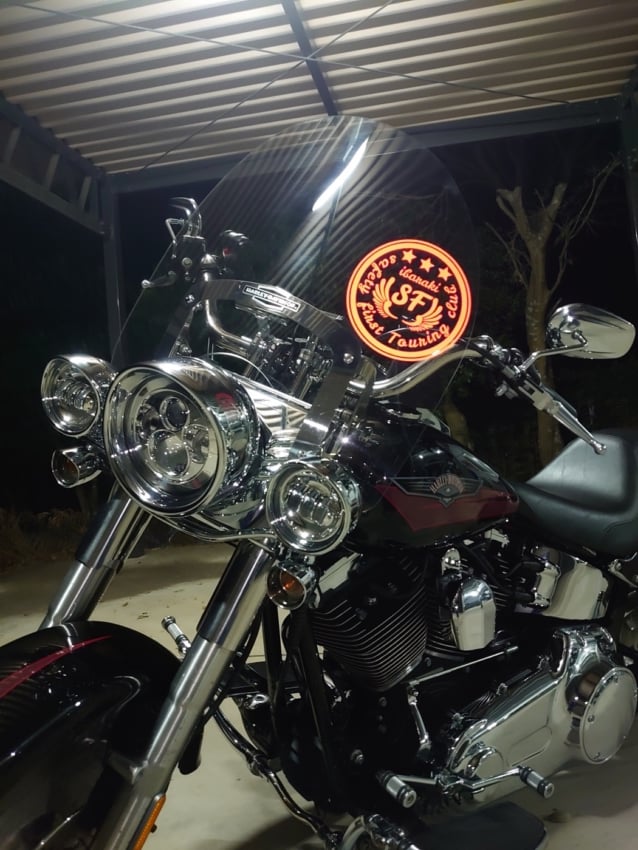 大型バイクに貼られたカッティングシート