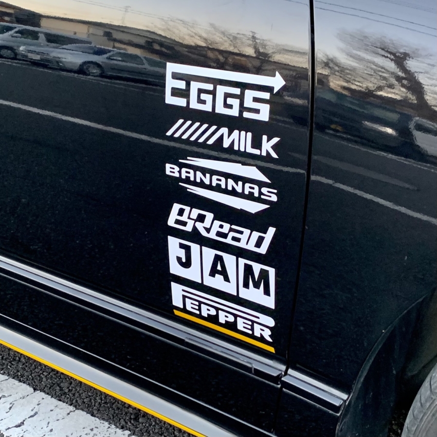 レーシングカーに貼られたカッティングシート