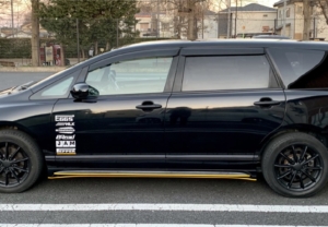 車に貼られたスタイリッシュなカッティングシートは、まさかの朝ごはん！