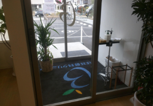 クリニックの自動扉へのぶつかり防止に、カッティングシートを活用