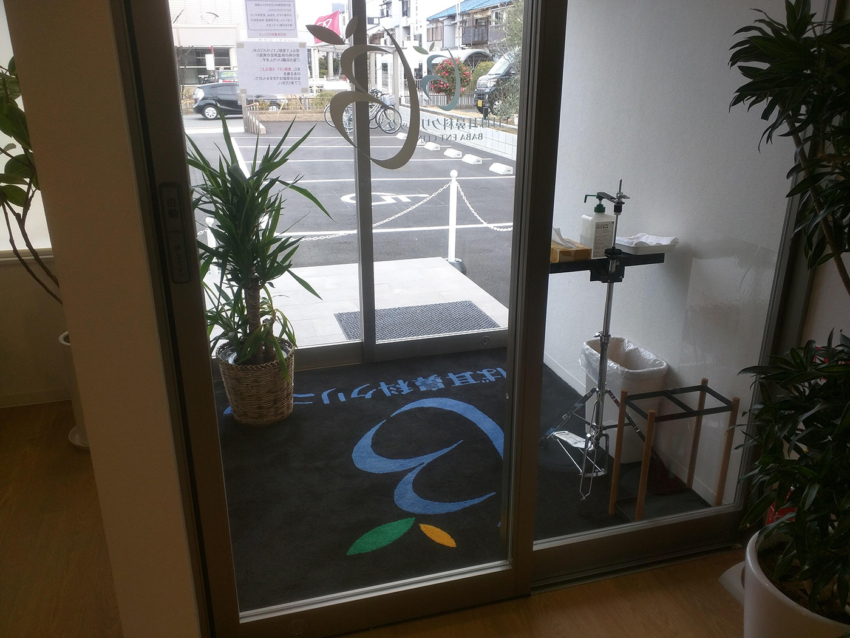 出入り口ガラスに貼られたカッティングシート