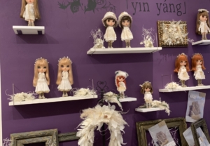 人形展のミステリアスな世界観に「ブラック（マット）」のカッティングシートがマッチ