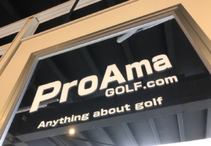 ゴルフショップのガラス窓を飾る、かっこいいロゴのカッティングシート