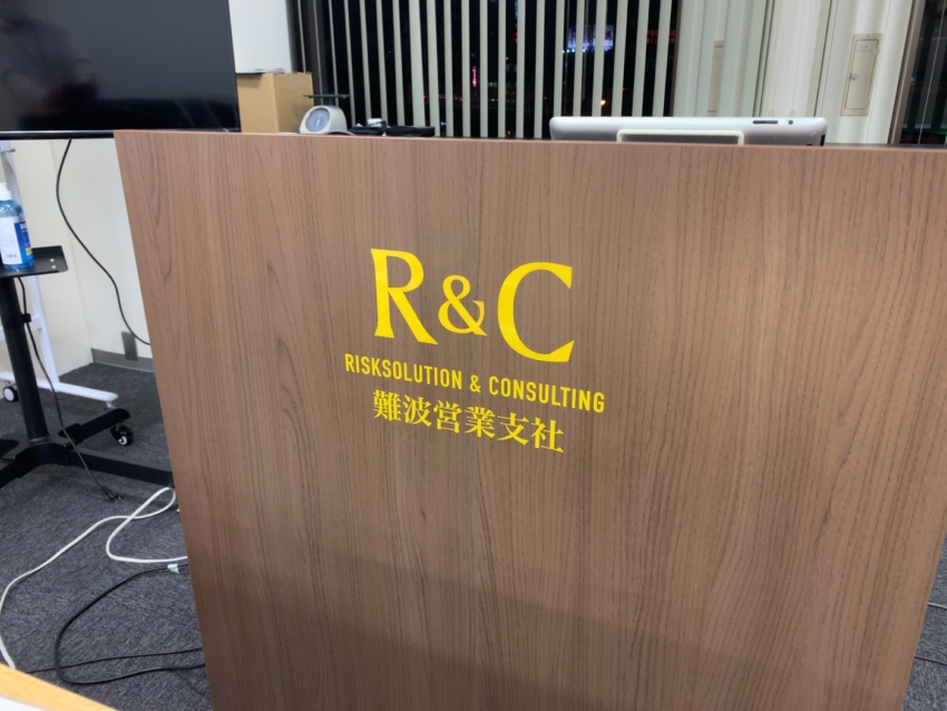 受付に貼られたカッティングシート