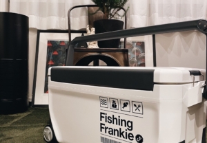 自分でデザインしたカッティングシートに貼り替えて、好みのクーラーボックスにリメイク