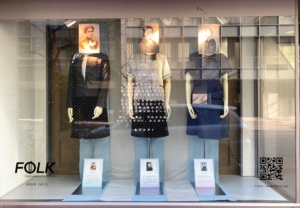 ショーウインドーに貼られたカッティングシートの文字に思いを込めて