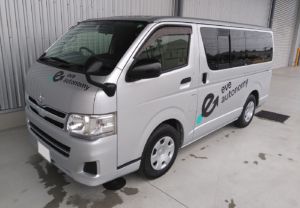 大きいサイズに適した水貼りで、会社のロゴのカッティングシートを社用車に