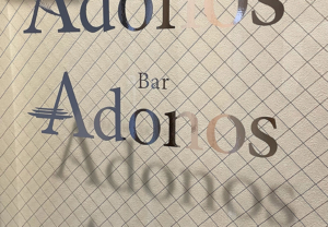 メタリックな輝きがかっこいいカッティングシートで、二つの店名をデザイン