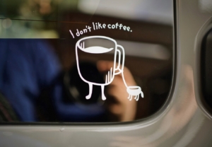 リアガラスに、ゆるかわなキャラクター。カッティングステッカーで愛車にワンポイント