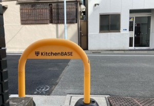 黄色い車止めに「ブラック」のカッティングシートが目立っています！