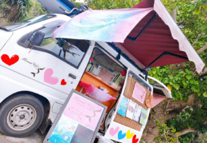 目を引くこと間違いなし！　キッチンカーを彩るハート型のカッティングステッカー