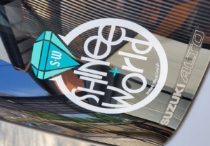 こだわりの詰まったステッカーはお守り代わり！大好きなアーティストのロゴを形に