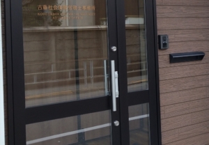 周囲の色合いと馴染むカッティングシートで、高級感のあるオフィスに