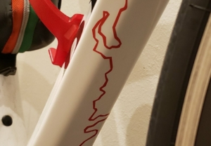 ロードバイクにオリジナルステッカーを貼って、愛着のある自転車に変身