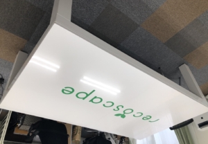 社員の交流場にカッティングシート！ビリヤード台をステキにアレンジ