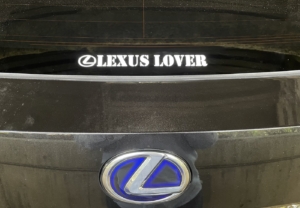 車への愛を込めた、クールなカッティングステッカー