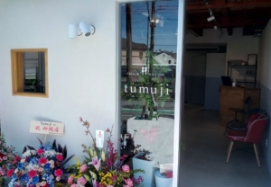 ウィンドウ面をさりげなく「看板」にアレンジ！ヘアサロンのカッティングシート