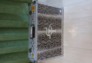 大切なエフェクターケースに、自分のシンボルステッカーを！