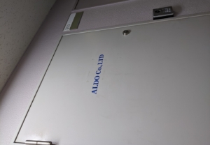 会社の入り口に目印を！お客様を迎えいれる大切な社名ステッカー