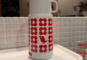 白い水筒にあざやかな赤が注目を集める！キュートなデザインステッカー