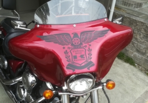 バイクのフロント部分に、インパクトのあるカッティングステッカー