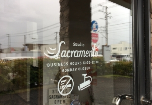 三密を避けた「新しい音楽スタジオ」の入り口ステッカー