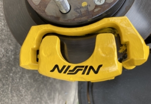 小さなロゴでもキレイな仕上がり！横幅57mmのカッティングステッカー