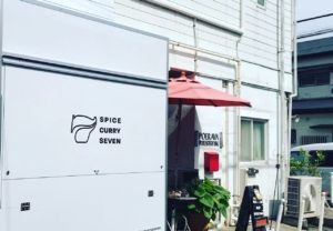 ステッカーがお店の目印！オシャレなロゴのフードトラック