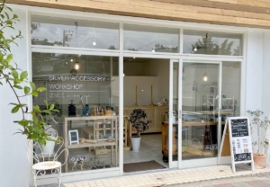 思い出に残る「お守り」を。アクセサリー工房のシックなウィンドウステッカー