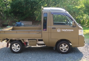 オリジナルのロゴステッカーで、パッと目立つ車に変身！