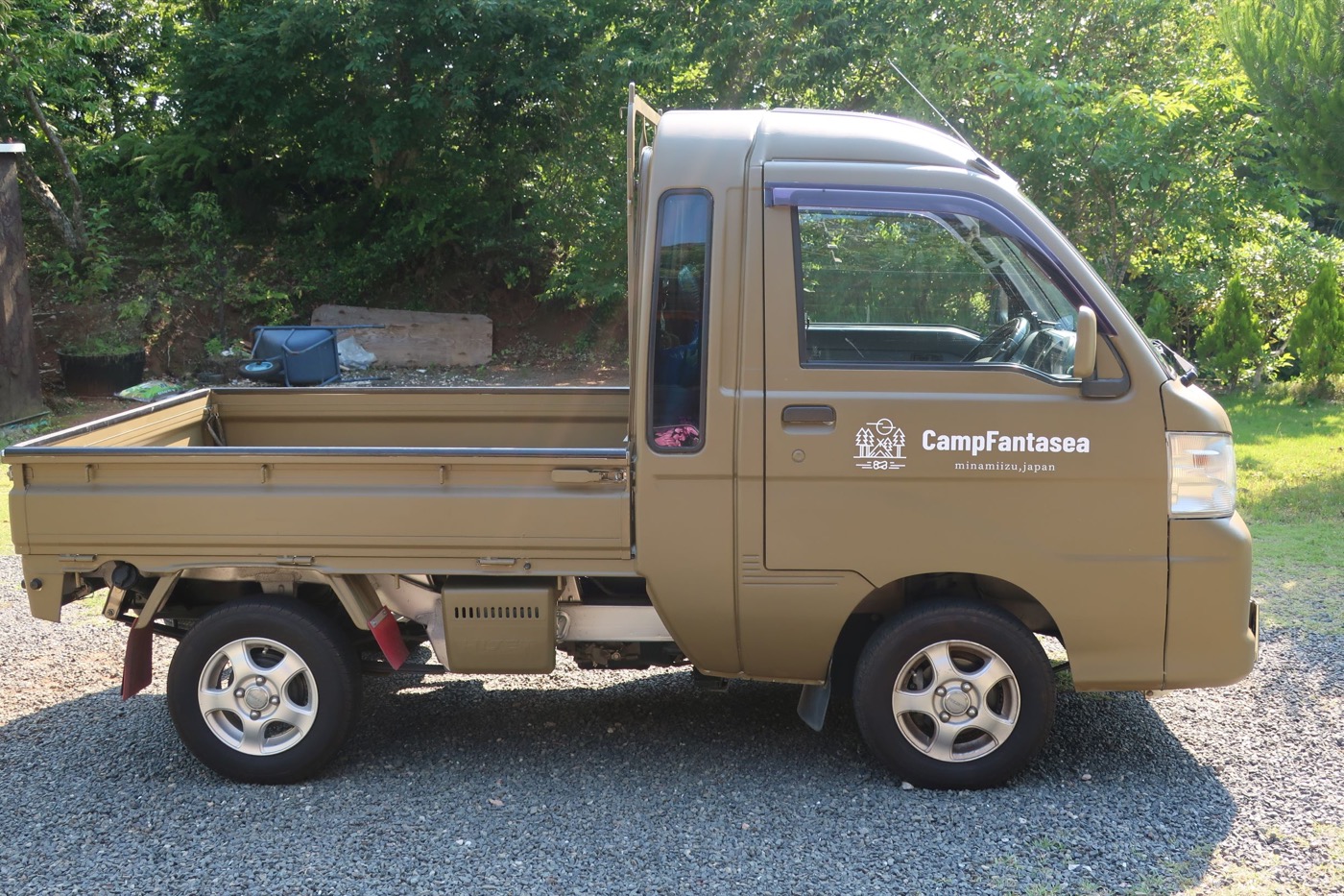 軽トラに貼る屋号カッティングシートです(^-^) 軽トラックに社名カッティングシートを貼りました。 - 福井カー