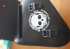 愛車ハーレーのサイドバックに、クールなアイコンステッカー！